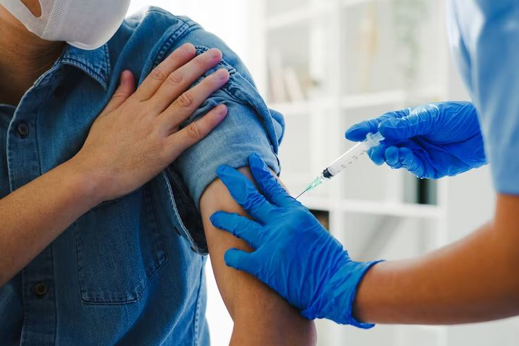 Khoa tiêm chủng vắc xin